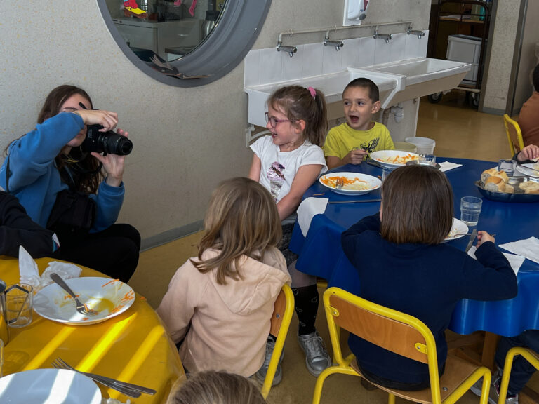 Reportage au sein de la cuisine centrale de la CDC